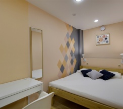 Двухместный номер с одной большой кроватью, без окна (DBL) в Riverside Hotel