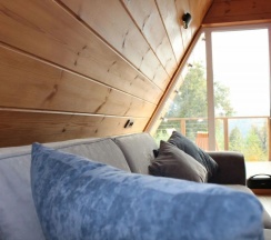 Коттедж с балконом и с красивым видом из окна в Красные Скалы