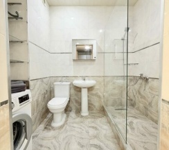 Большая квартира на Даниялова в центре города рядом с морем - это идеальный выбор для тех, кто хочет провести комфортный отпуск или деловую поездку. в Как Дома 05