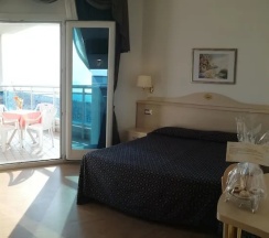 Четырёхместный номер Standard с балконом двуспальная кровать в Hotel Caravelle & Minicaravelle