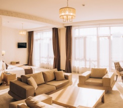 Двухместный люкс с балконом и с видом на город двуспальная кровать в Megapolis Hotel Shymkent