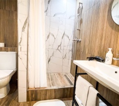 Вилла с 5 спальнями в Alpika house