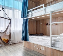 Кровать в 10-и местном общем номере повышенной комфортности в Roomy Hostel