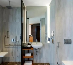 Двухместный номер Premium Raining Street View двуспальная кровать в Voco Monaco Dubai