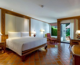 Двухместный номер Guest Ground Floor с видом на бассейн двуспальная кровать в JW Marriott Phuket Resort & Spa