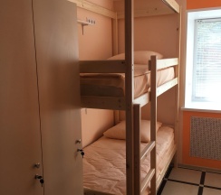 Кровать в 4-местном общем женском номере в Хостел