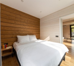 Коттедж с двумя спальнями, купелью и баней в Black Village Family