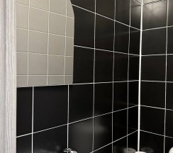 Ложа с двуспальной кроватью и санузлом на этаже в Belinsky