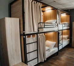 Кровать в 12-местном общем мужском номере в Melius