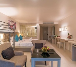 Трёхместный номер Deluxe с балконом в The Briza Beach Resort Khaolak