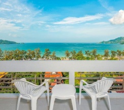 Двухместный номер Deluxe с балконом и с видом на море двуспальная кровать в Andaman Beach Suites Hotel