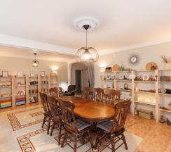 Коттедж с 6 комнатами с балконом и с красивым видом из окна в Дом пробуждения