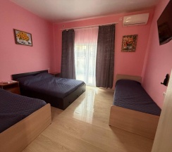 Комната стандарт с 2 односпальными и 1 двуспальной кроватью №2 в Алешкина мечта