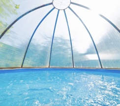 Коттедж с балконом и с красивым видом из окна в Филин дом