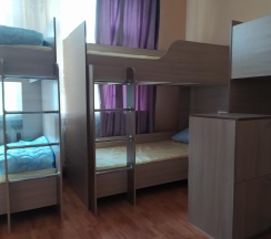 Кровать в 8-местном мужском номере (4 этаж) в Диско
