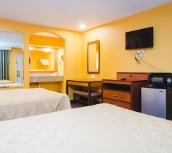 Четырёхместный номер Standard в Express Inn Gulf Bank