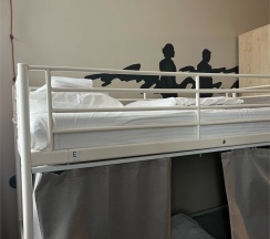 Шестиместный номер с душевой комнатой в Кино хостел на Выборгской