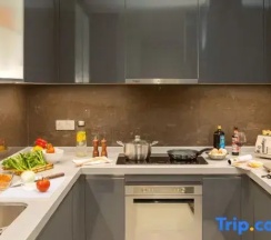 Люкс Deluxe с 3 комнатами с балконом и с видом на море в Oakwood Apartments Sanya