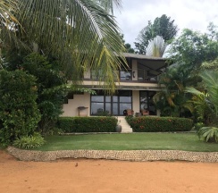 Бунгало с красивым видом из окна в Amber Sands Beach Resort