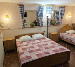 Трехместный номер с 2 раздельными кроватями в Колесо