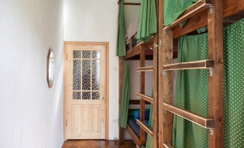 Кровать в общем 4-х местном номере в Chickadee Coliving