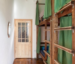 Кровать в общем 4-х местном номере в Chickadee Coliving