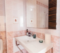 Коттедж с 6 комнатами с балконом и с красивым видом из окна в Дом пробуждения