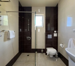 Трёхместный номер Супериор c 1 комнатой с балконом и с красивым видом из окна в Aimara