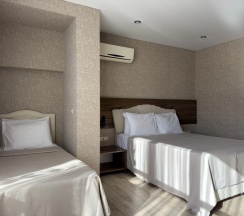 Трёхместный номер Супериор Плюс c 1 комнатой с балконом и с красивым видом из окна в Aimara