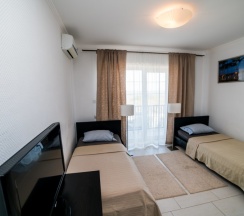 24 - Двухместный номер с балконом и прямым видом на море в Азов Инн