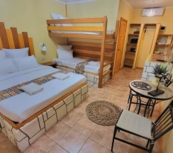 Четырёхместный номер Superior с балконом и с красивым видом из окна в Casa Del Sol
