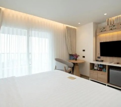 Двухместный номер Deluxe с балконом и с видом на море двуспальная кровать в Jomtien Thani Hotel