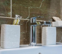 Номер с кроватью размера "queen-size" и гидромассажной ванной в Gloryvell