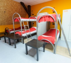 Кровать в общем номере с красивым видом из окна в HostelCity 57