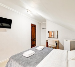 Комната стандарт с 1 двуспальной кроватью (мансарда) в Белая Лилия