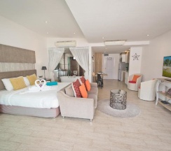 Двухместная вилла Deluxe с видом на бассейн двуспальная кровать в Tropicana Pool Villa