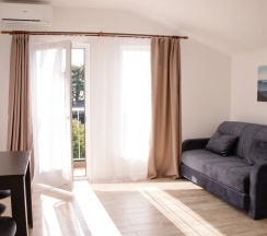 Четырёхместные апартаменты с 2 комнатами с балконом и с видом на море в Талион