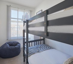 Коттедж с 5 комнатами в Host Stay Castle View