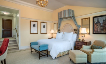 Терраса King с видом на Адмиралтейство и парк в Four Seasons Hotel Lion Palace St. Petersburg