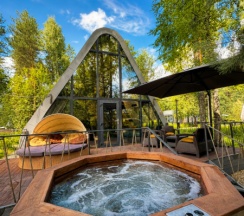 PRISMA Chalet lux с уличной теплой купелью и гидромассажем в Geometrika • lounge hotel