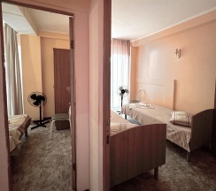 2-комнатный номер стандарт с 2 односпальными и 1 двуспальной кроватью в Пальма