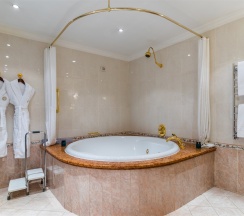 Двухэтажный номер в Taleon Imperial Hotel