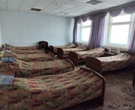 Кровать в 9-местном общем номере в Комета