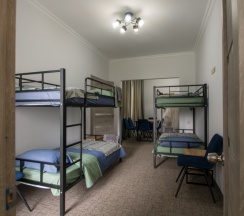 Кровать в общем номере с балконом и с красивым видом из окна в Rodnik village&SPA