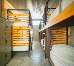Кровать в общем номере с красивым видом из окна в ChillHub Hostel Phuket
