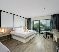 Двухместный номер Grand Deluxe с видом на море двуспальная кровать в Andamantra Resort and Villa Phuket