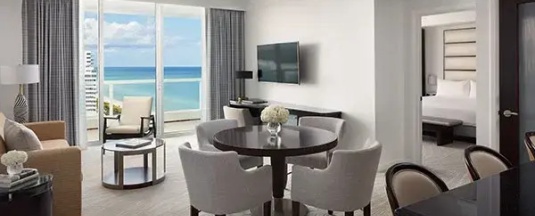 Двухместный люкс Sorrento c 1 комнатой (двуспальная кровать) в Fontainebleau Miami Beach