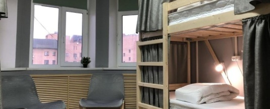 Кровать в 6-ти местном мужском номере. в Мир на Курской