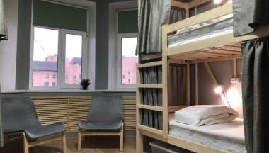 Кровать в 6-ти местном мужском номере. в Мир на Курской
