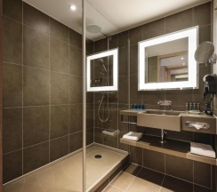 Номер комфорт бизнес с 1 двуспальной кроватью в Novotel Krasnoyarsk center